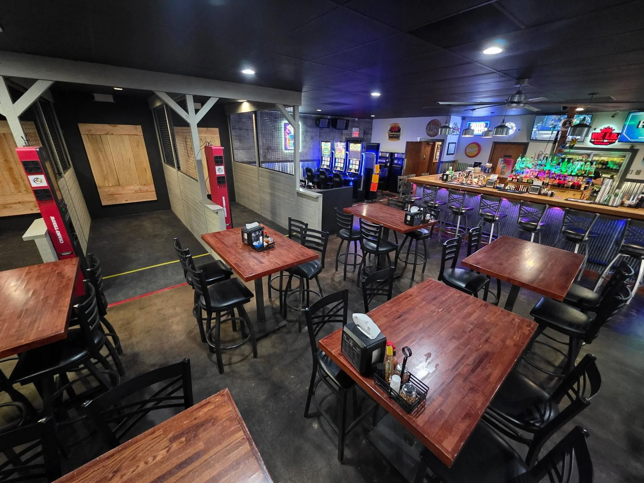 Lucky Goose Bar 4.jpg