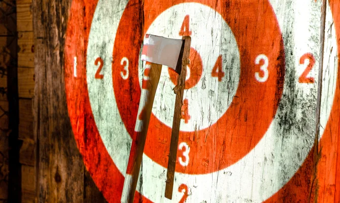 أفضل أنواع الخشب لأهداف رمي الفؤوس (ولماذا هو أهم مما تعتقد)